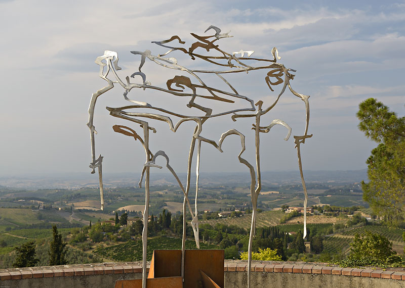 San Gimignano, torna  a casa il “Gruppo di figure in cammino”