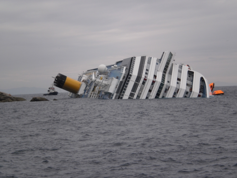 Concordia, i periti: «Schettino non capì l’emergenza e dopo 6 minuti dall’impatto sapeva che la nave sarebbe affondata»