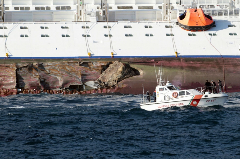Giglio, i marinai in pensione donano 25 coperte. E pensano ad un monumento ai caduti in mare. Con un pezzo di scoglio rimosso dalla Concordia