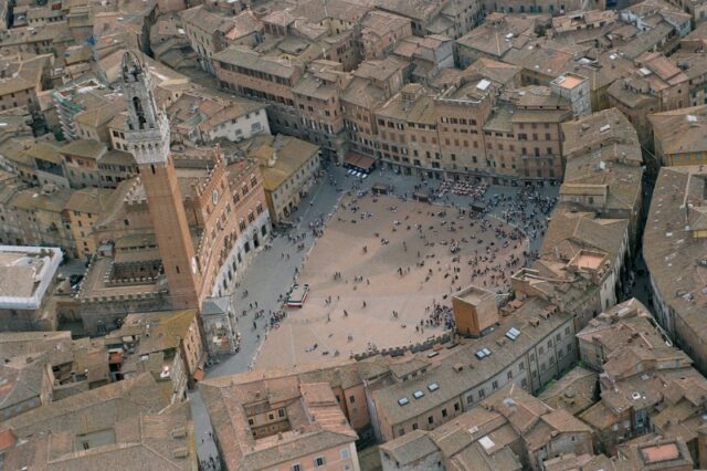 Siena piazza Campo aereo 2_6.jpg