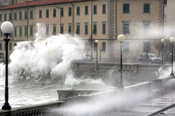 Mareggiate in Toscana, domani scatta l’allerta meteo