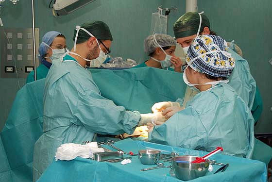 Trenta medici in sala operatoria per dieci ore, a Siena trapianto di rene incrociato tra due coppie di coniugi