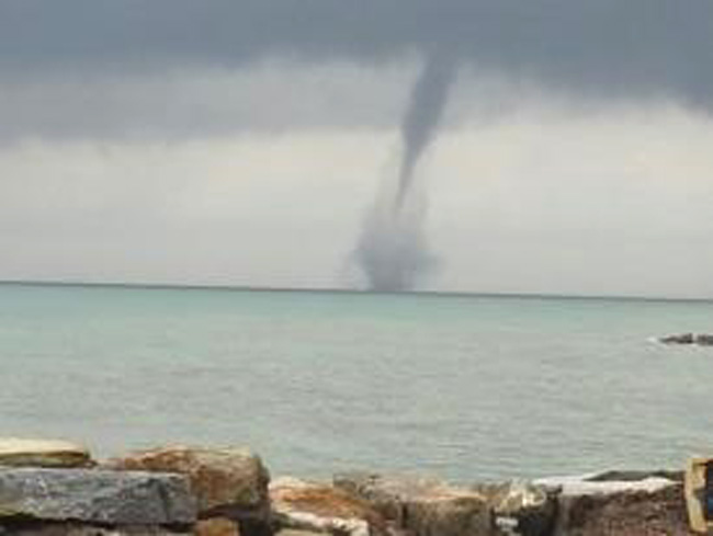Medusa paralizza la Toscana. Bomba d’acqua su Firenze e tromba marina su Rosignano