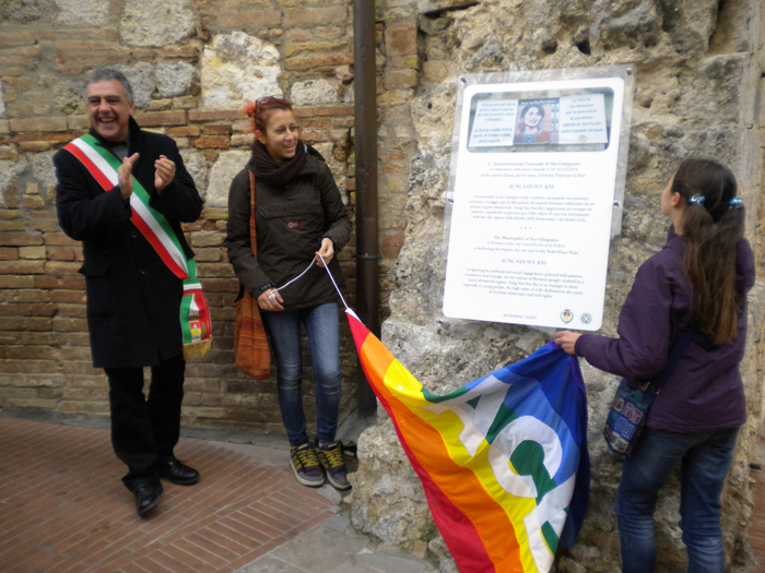 Una piazza per Aung San Suu Kyi, San Gimignano rende onore al Premio Nobel per la Pace