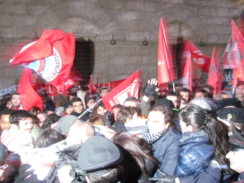 Tafferugli all’inaugurazione dell’anno accademico all’Università di Siena. Studenti e dipendenti contro il Ministro Profumo che dà forfait