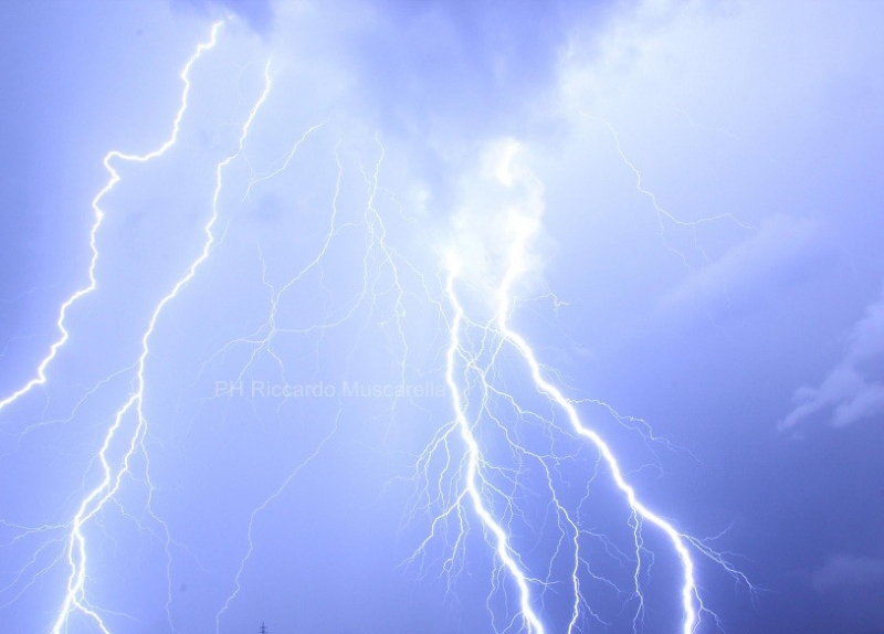 Maltempo, in Toscana torna l’allerta meteo. Da venerdì pomeriggio a sabato mattina piogge forti e mareggiate