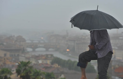 Maltempo, paesi allagati nel lucchese. A Firenze voli aerei dirotatti a Bologna per scarsa visibilità