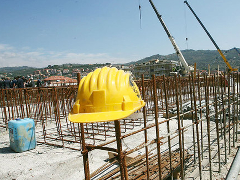 Lavoro pericoloso. Operaio cade da pilastro sulla Siena-Grosseto, è ricoverato in prognosi riservata