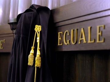 Mps, le indagini restano a Siena. La Procura: «Sicura provenienza illecita dei 40 milioni sequestrati»