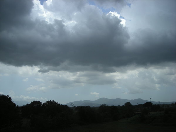 Maltempo, l’allerta si sposta in Maremma. A Santa Fiora chiusa strada per frana