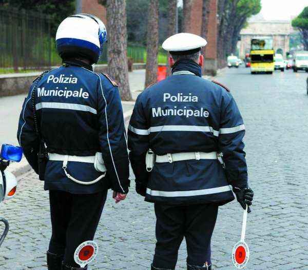 Vigili aretini aderiscono a sciopero generale: «Senza neanche le gomme termiche»