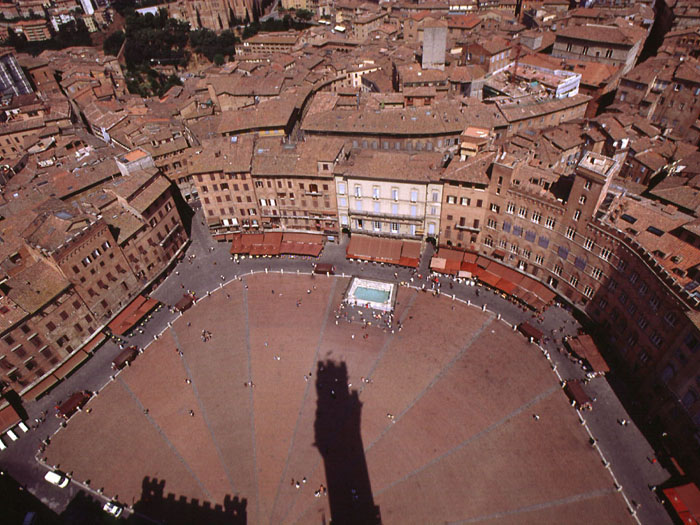 La strana attesa dopo gli scandali. Siena si prepara al Palio