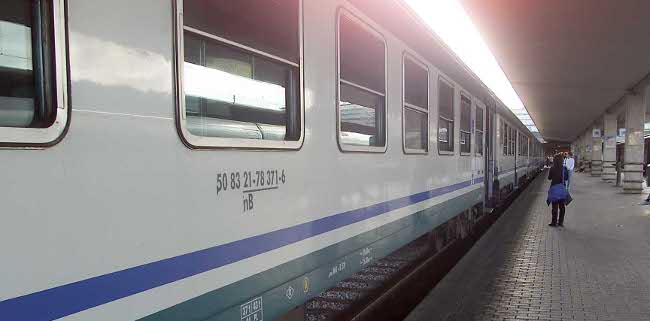 In fiamme il locomotore del treno Siena-Firenze alle Cascine. Paura tra i passeggeri ma nessun ferito