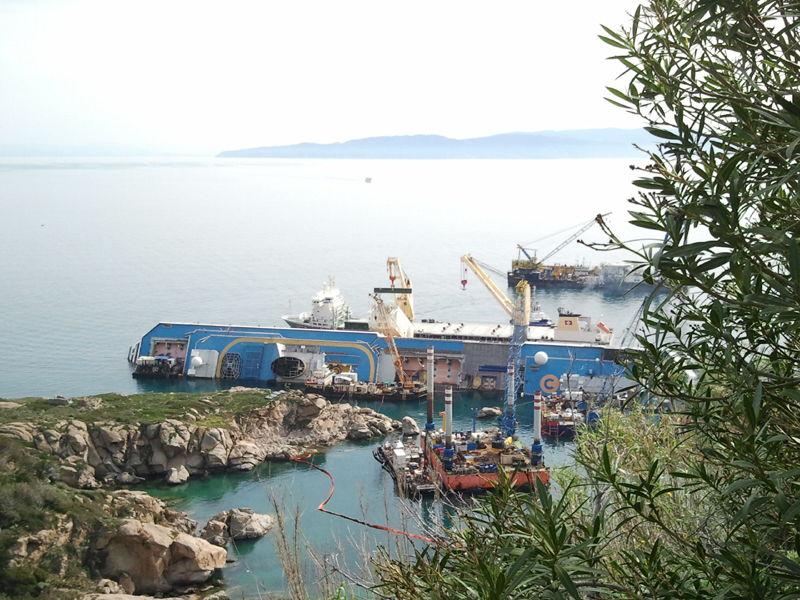 Concordia, lavori al Giglio per installare il primo cassone sul fianco della nave