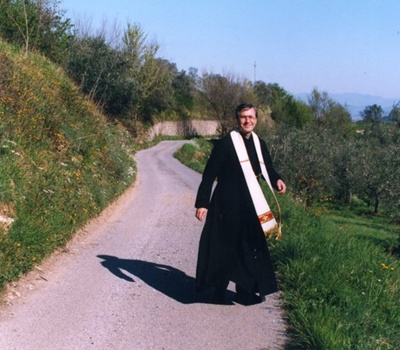Blitz all’alba tra Prato e Pistoia. Presi i presunti assassini di Don Mario del Becaro