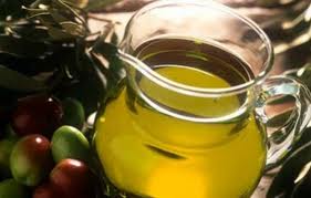 Etichetta ingannevole, ritirate 200 bottiglie di olio extravergine nell’aretino