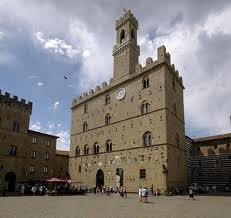 Volterra, Vigili del Fuoco rimuovono pezzo di tegola pericolante da tetto Palazzo dei Priori