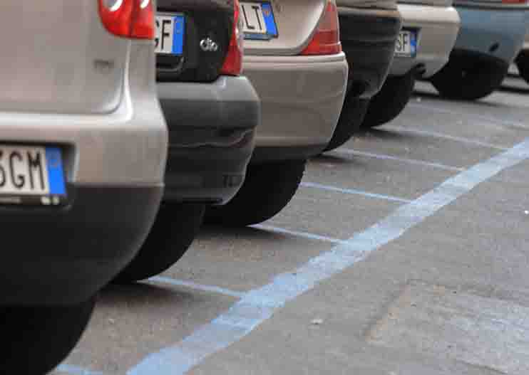 Viabilità e parcheggi. Nuovo sistema della sosta: tariffe dimezzate per i contrassegni residenti