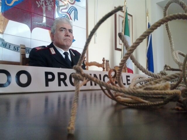 Le corde usate dai malviventi per legare l'uomo