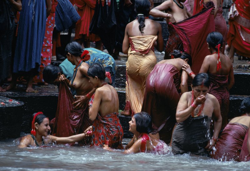 bagno_delle_donne_nepalesi_nel_fiume_bagmati__kathmandu__nepal__1984_.jpg