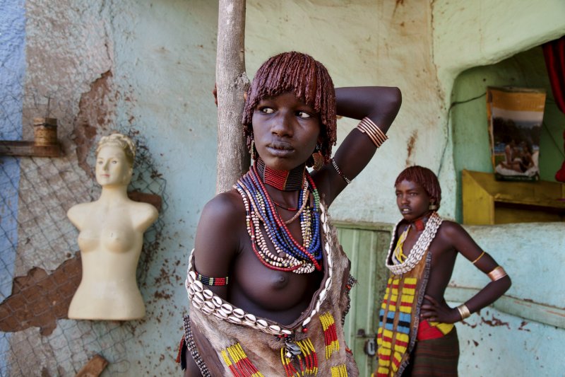 due_donne_kara_in_etiopia__2012_.jpg