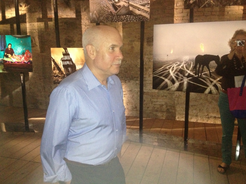 McCurry emoziona Siena con “Viaggio intorno all’Uomo”. «Una location incredibile, un onore esporre qui»