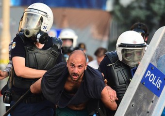 Fotografo livornese ferito e catturato a Istanbul. Farnesina: «Condizioni salute non preocupanti»
