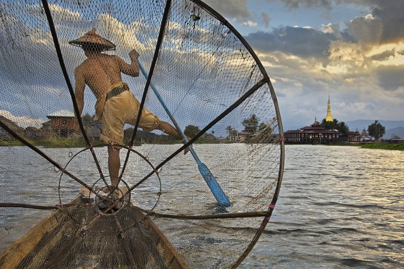 pescatore_sul_lago_inle__myanmar__burma___2008_.jpg