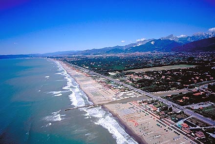 Acque del mare sotto analisi, divieto di balneazione in Versilia e nel livornese