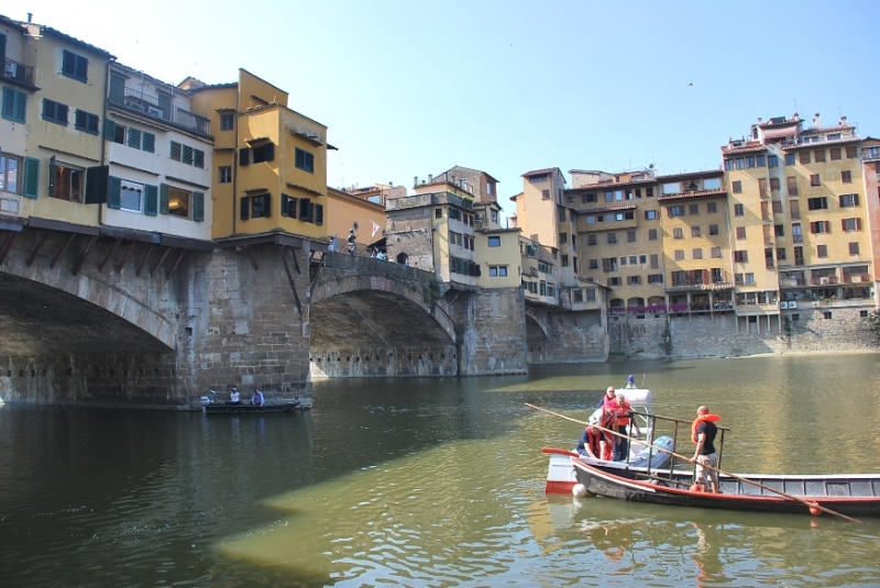 Bici, transenne e copertoni. La ‘pesca miracolosa’ nelle acque dell’Arno