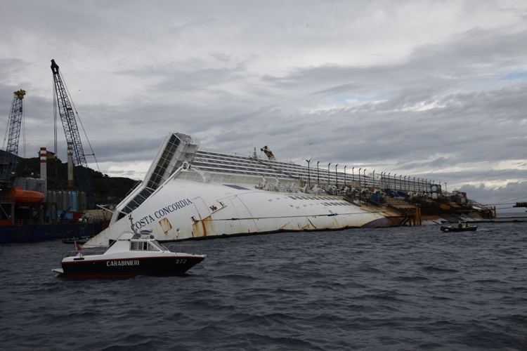 Concordia, si allungano i tempi di rimozione. «Senza rassicurazioni la nave resta così»