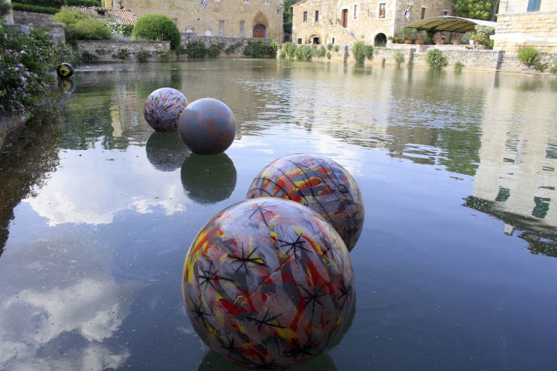 L’arte contemporanea sposa il paesaggio, Forme nel Verde invadono San Quirico d’Orcia e Bagno Vignoni