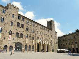 Volterra strizza l’occhio a  Dolce e Gabbana: «Piazza dei Priori a disposizione per presentare le collezioni»