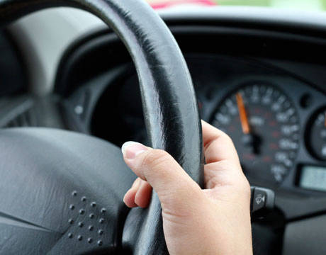 Per un italiano su tre le donne guidano male. Fiorentine reputate troppo distratte al volante