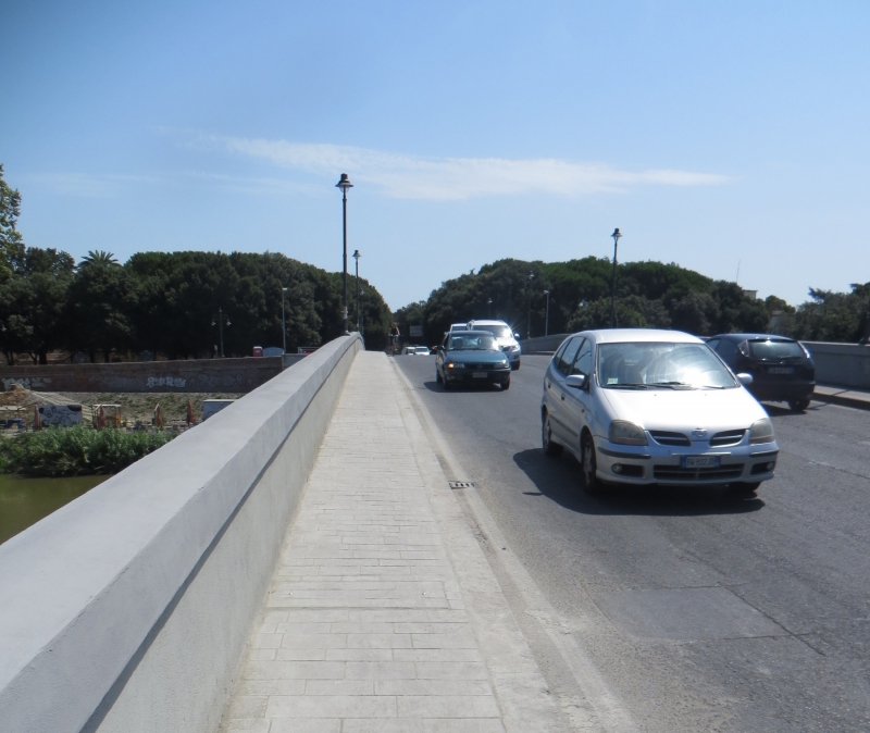 Pisa, nuovo marciapiede in porfido per Ponte della Vittoria