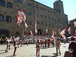 Volterra investe nella storia e acquista le tribune per le rievocazioni