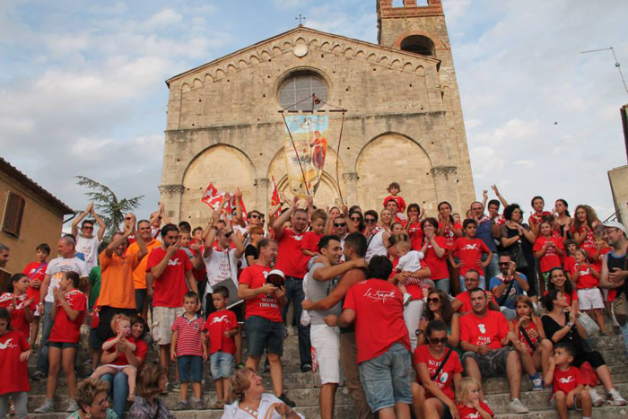 Ad Asciano il Palio dei Ciuchi al rione Tranquilla, festa biancorossa al cospetto di centinaia di turisti