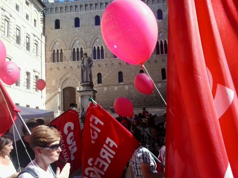 Mps, 500 dipendenti da tutta Italia a Siena per chiedere la riapertura delle trattative