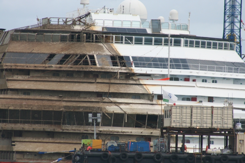 Concordia, il giorno dell’orgoglio nazionale. La nave in piedi commuove il mondo. Nel pomeriggio l’incontro con Enrico Letta