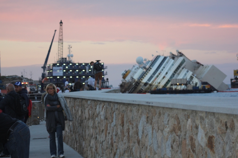 Giglio, l’isola vive il giorno più lungo. La rotazione della Concordia sotto gli occhi del mondo