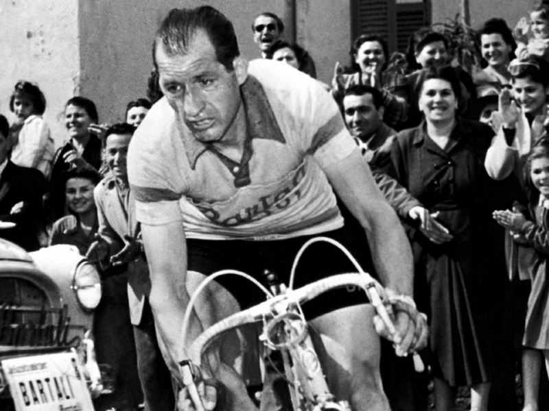 Cento anni fa nasceva Gino Bartali. Firenze lo ricorda con mostre, libri e una cena sotto le stelle