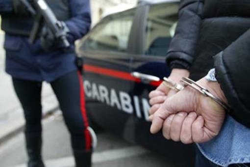 Senza pietà. Bastonate a compagna incinta di 8 mesi, arrestato nel senese