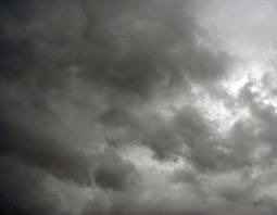 Ponte d’Ognissanti con cielo grigio al centro-nord. Sole e caldo al sud