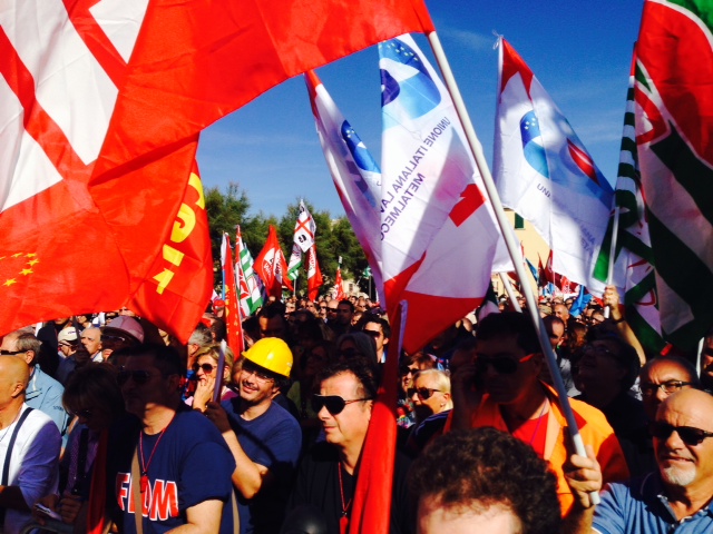 Gli operai di Piombino si vestono da schiavi contro il Jobs Act