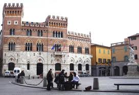Stop ai bivacchi nelle piazze del centro, a Grosseto multe fino a 250 euro