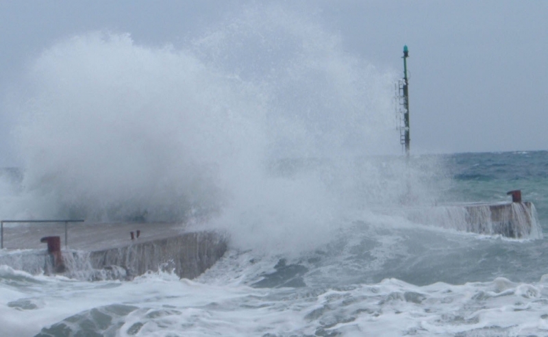 Allerta meteo per mareggiate. Lo Scirocco sferza l’arcipelago toscano