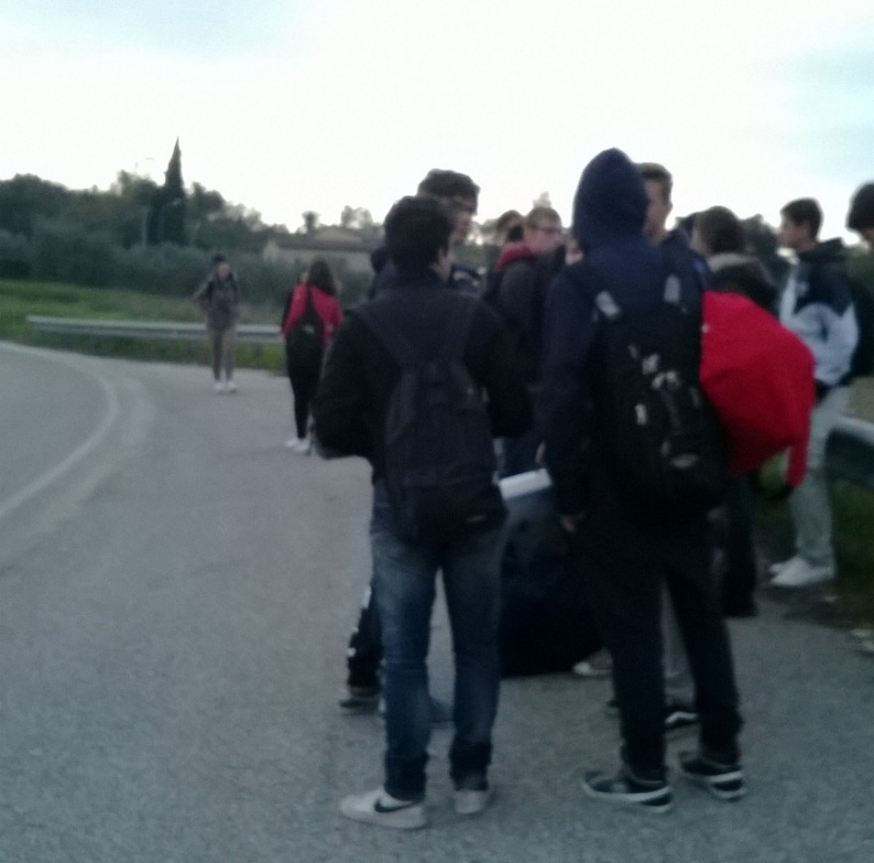 Vite da pendolari. Lavoratori e minorenni in mezzo alla strada. Fatti scendere da pullman troppo pieni
