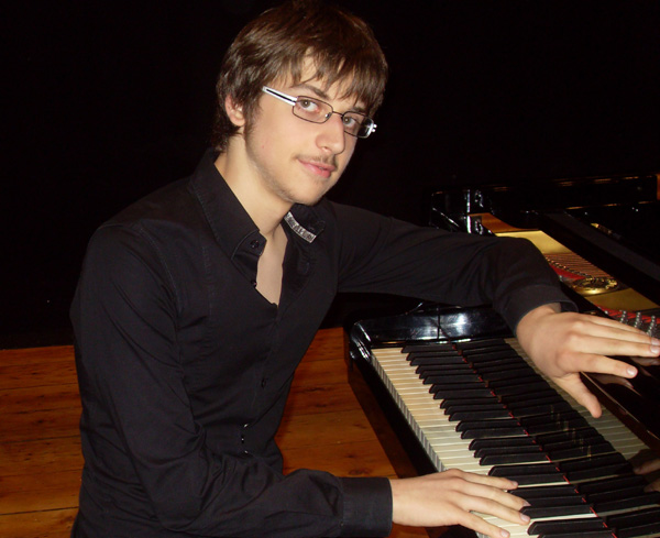 Giovani talenti ad Arezzo, il pianista Marco Rizzello inaugura l’Aperitivo in concerto