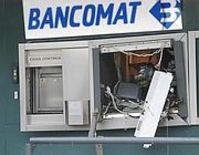Fanno saltare bancomat in centro commerciale, 30mila euro di bottino