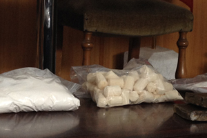 Viaggiava con 35 kg di cocaina. Fermato per caso è ora agli arresti